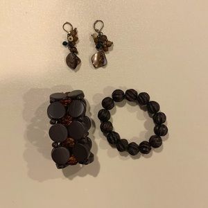 Costume two bracelets and set of earrings for pierced ears brown